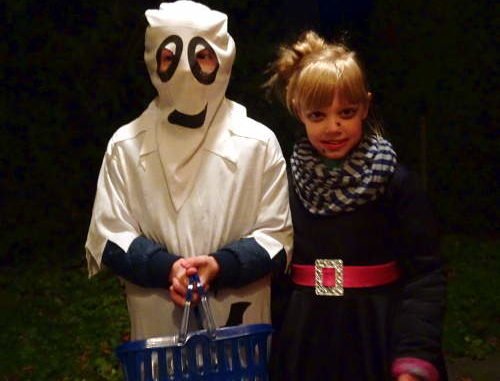 Kinder verkleiden sich als Gespenst und Hexe zu Halloween