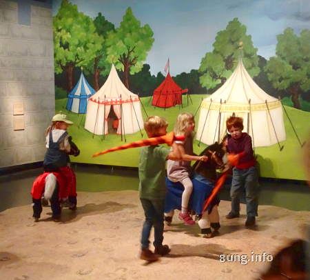 Kinder in der Ritter-Ausstellung im Landesmuseum Stuttgart