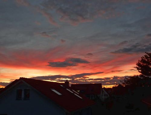 roter, gelber, grauer Sonnenuntergang