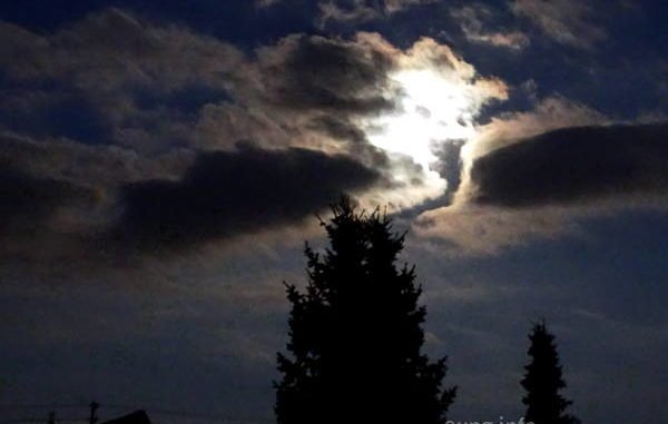 Vollmond zwischen Wolken