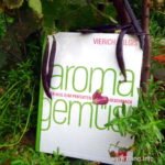 Buch "Aroma Gemüse" zwischen blauen Bohnen