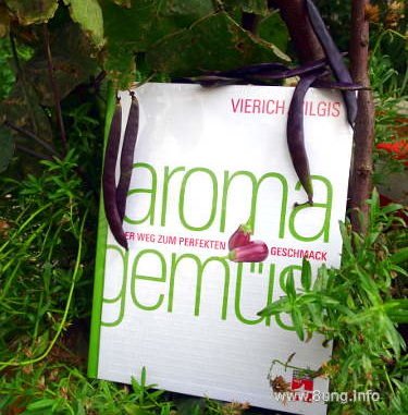 Buch "Aroma Gemüse" zwischen blauen Bohnen