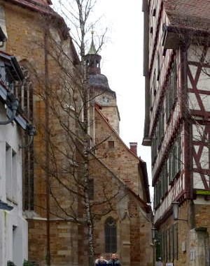 Kirche, Pfarrhaus, familie mit Kinderwagen