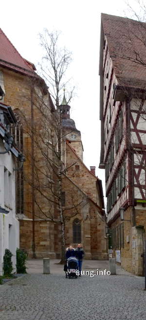 Kirche, Pfarrhaus, familie mit Kinderwagen