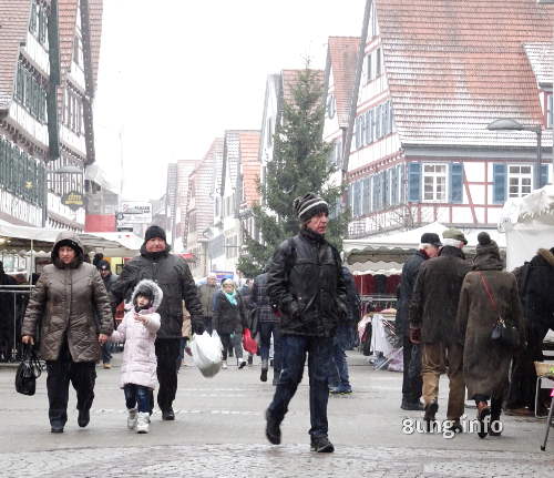 Meteorologischer Winteranfang: Passanten in der Kälte, Fachwerkhäuser, einkaufen