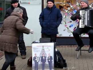 3 Tenäre aus Minsk freuen sich über eine Gage der Zuhörer