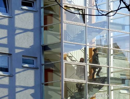 treppenhaus aus Glas, Leute gehen hoch