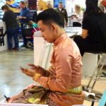 Mann konzentriert mit Handy