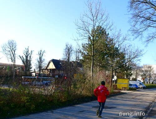 Jogger mit rotem Anorak in winterlicher Umgebung