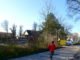 Jogger mit rotem Anorak in winterlicher Umgebung