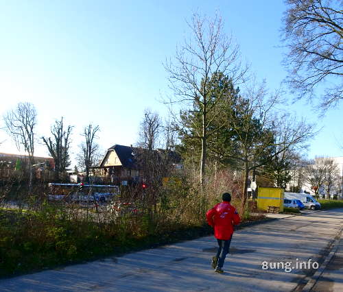 Jogger mit rotem Anorak in winterlicher Umgebung