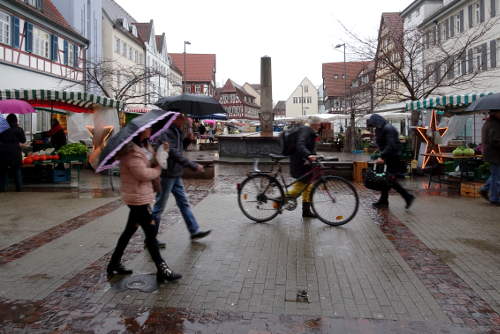 Regenwetter, Leute mit Schirm, Radfahrer, grau