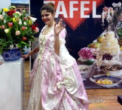 Winkende Kammerzofe im Rokokokleid
