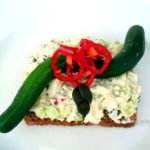 Gurke, Paprika, Ei, Kürbiskörner mit Frischkäse auf einer Vollkornbrot-Stulle