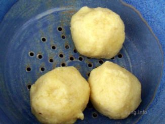 3 Kartoffelklöße in einer blauen Siebschüssel