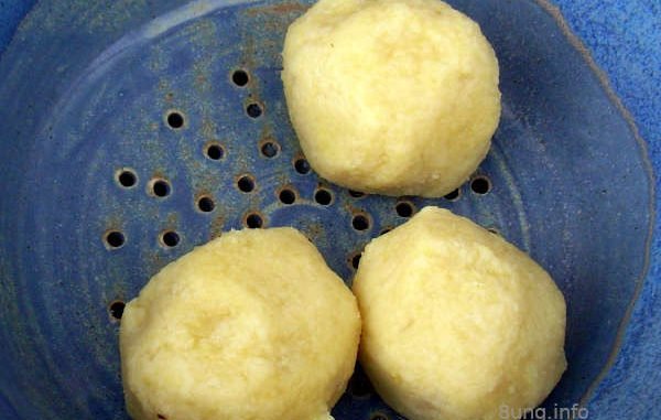 3 Kartoffelklöße in einer blauen Siebschüssel