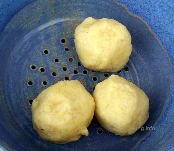 3 Kartoffelklöße in einer blauen Siebschüssel
