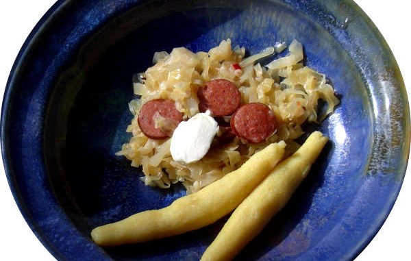 Spitzkohlgemüse mit geräucherter Paprikawurst und Bubenspitzle