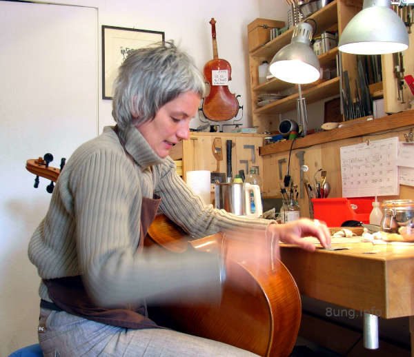 Geigenbaumeisterin bei der Arbeit an einem Cello