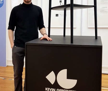 schwarzer Stuhl mit Designer