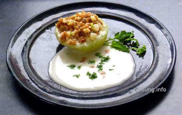 Kohlrabi mit Grünkernfüllung auf dem Teller angerichtet