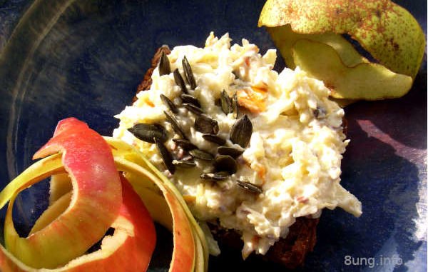 Frischkäse-Brotaufstrich mit Kürbis, Apfel, Birne, Mango, Rosinen. Kürbiskernen