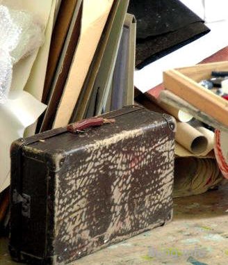 Koffer im Maleratelier