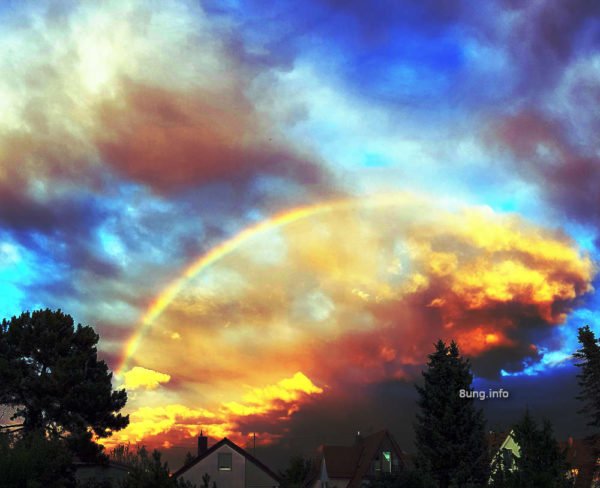 feuriger regenbogen leuchtet am himmel  bild des tages