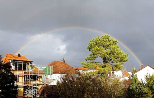 Regenbogen vor grauen Wolken