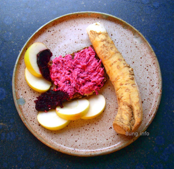 Rote Bete, Apfel, Meerrettich mit Frischkäse, auf Vollkornbrot angerichtet