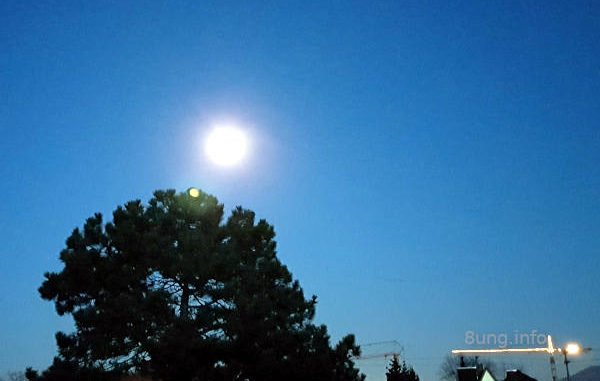 Vollmond bei klarem, blauen Himmel