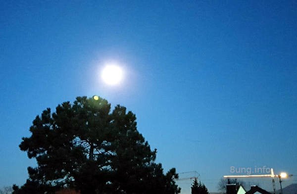 Vollmond bei klarem, blauen Himmel