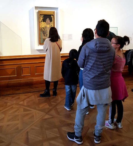 besucher um das Gemälde "Judith" im Museum von Schloss Belvedere in Wien