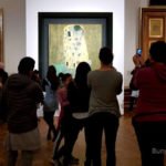 Zuschauer vor dem Bild von Gustav Klimt: "Der Kuss"