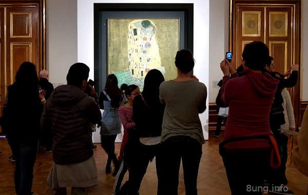 Zuschauer vor dem Bild von Gustav Klimt: "Der Kuss"