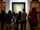 Zuschauer vor dem Bild von Gustav Klimt: "Der Kuss"