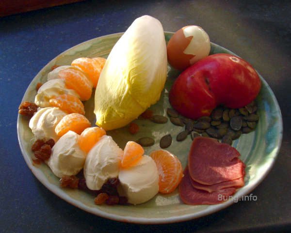 Chicorée, Zunge, Ei, Mandarine, Apfel, Rosinen, Kürbiskerne mit Frischkäse