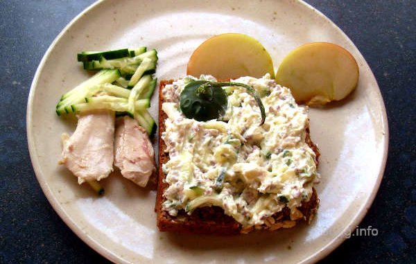 Hühnerfleisch, Gurke, Apfel, Meerrettich mit Frischkäse auf Vollkornbrot