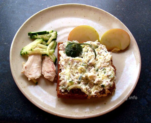 Gesunde Ernährung - Hühnerfleisch, Gurke, Apfel, Meerrettich mit Frischkäse auf Vollkornbrot