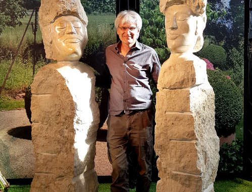 bildhauer Martin Wiese mit Stelen