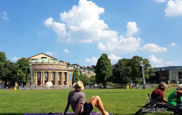 Oper in Stuttgart mit Liegewiese im Park
