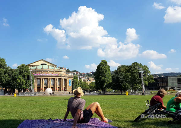 Oper in Stuttgart mit Liegewiese im Park