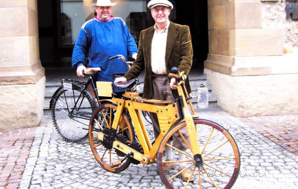 2 Radfahrer mit historischen Rädern