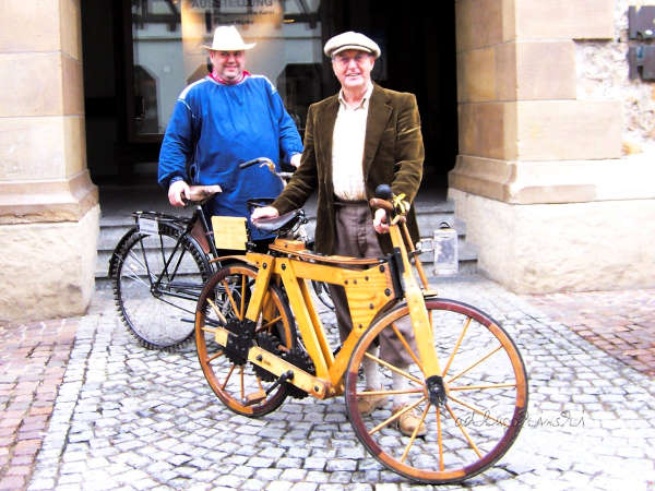 2 Radfahrer mit historischen Rädern