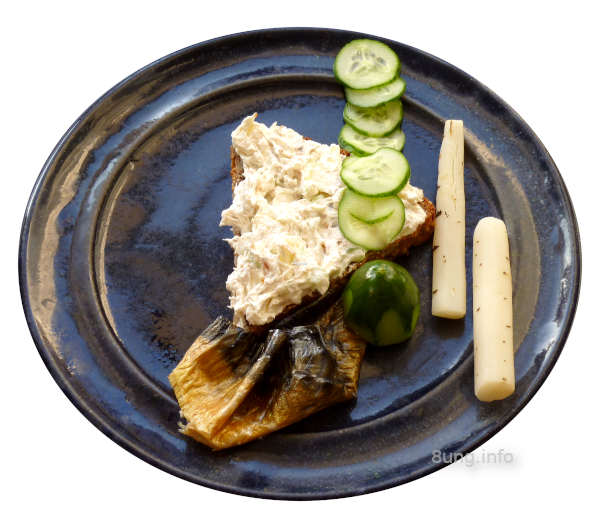 Makrelenhaut, Gurkenscheiben, Schwarzwurzel mit Frischkäsecreme