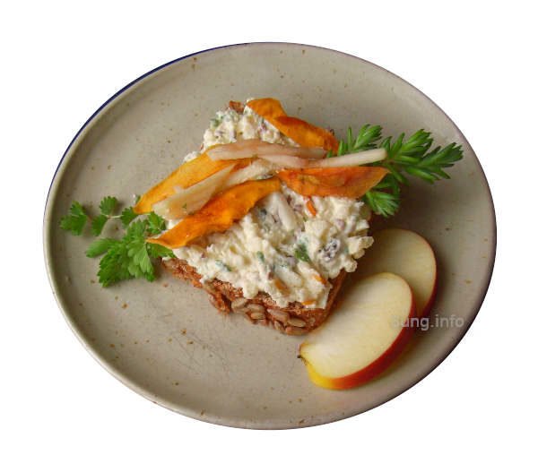 Apfel, Mango, Rosinen, Senfkörnern, Pimpinelle, Tripmadam mit Frischkäse, dekoriert auf dem Vollkornbrot