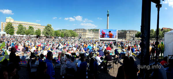 Zuschauer auf dem Schlossplatz beim trickfilmfestival