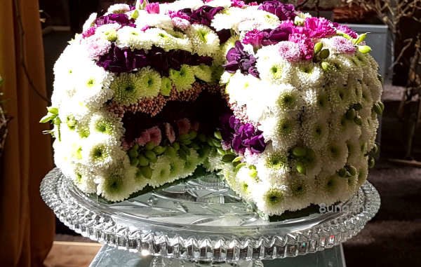 Floristik: Sahnetorte aus Blumen