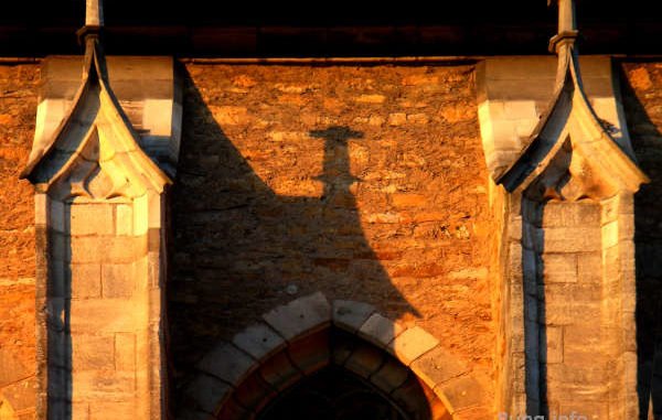 Kirchenmauer mit Schatten
