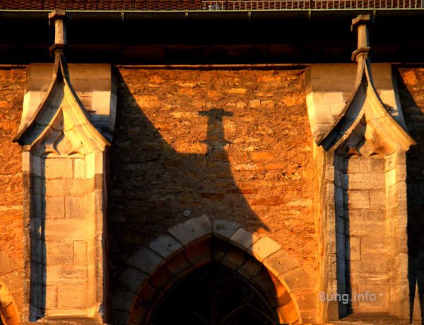 Kirchenmauer mit Schatten